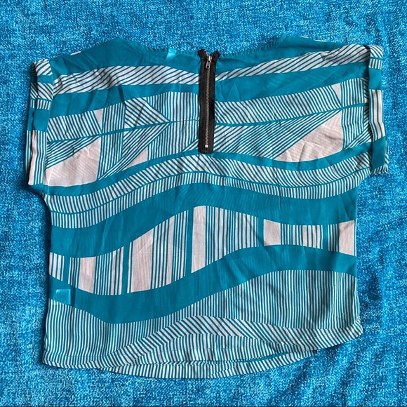 Geometric Short Sleeve Blouse with Zipper - Picture 2 of 2